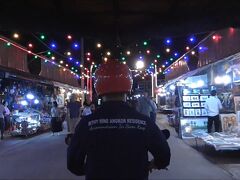 今回予約したホテルはシェムリアップの町の中心部にあるナイトマーケットエリアにある。トゥクトゥクのドライバーが気を利かせたのか賑やかなエリアからアプローチしてくれた。