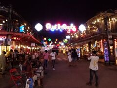 こちらはパブストリート。こちらの方がひと気が多いような感じだ。

ナイトマーケットの雰囲気を楽しめたのでセブンイレブンに寄って夕飯とビールを買って宿に戻るとするか。