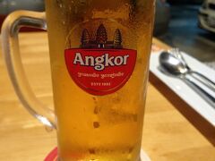 ハッピーアワーは終日やっているのかな？。ありがたいことに0.5＄でシェムリアップに乾杯♪。ちなみに飲み物のメニュー表は "KHMER IDEA" という店名だったが、この原稿を書いているときに調べてみたらパブストリートにあったお店で閉業になっていた。なのでひょっとしたら飲み物だけこちらのお店で継続しているのかも。

しっかし....昨夜は北海道・小樽で呑み、今宵はカンボジア・シェムリアップで呑むことになるとは。