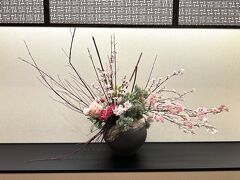 4階のフラワーアートの写真。

『東京豊洲 万葉倶楽部』のいろんな場所に飾ってあります。
（それぞれ違うお花）

廊下は京都っぽい音楽が流れています。「和」のイメージ。
