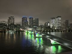 東京・豊洲『東京豊洲 万葉倶楽部』8F

「千客万来足湯庭園」からの眺望の写真。

私たちのお部屋「コネクトコーナーツイン」から見える景色と
ほぼ一緒です。4階分の差はありますが。

勝どき・晴海エリアのタワマンとライトアップされた豊洲大橋が
見えます。

東京スカイツリーは見えません。