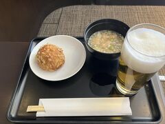 味噌汁見たら具があったのでカレーパンと味噌汁笑