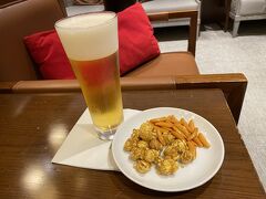 那覇空港のサクララウンジ。
朝ごはん食べすぎでお昼ご飯モードにならず。
お菓子を頂きました。