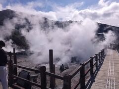 島原港についてまず向かったのは、雲仙地獄。
去年は別府に行って、一昨日は霧島温泉行って、何だか覚えのある硫黄の匂いと風景ですが、その一昨日同様ゆで卵を食べました。