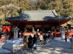 二荒山神社拝殿。
祭典や祈祷を行う場所で、重要文化財、世界文化遺産ともなっています。
まだ所々に雪が残っています。