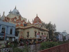 ラホール門から見て右側にはジャイナ教の寺院とヒンズー教の寺院、イスラム教の寺院が並列して並んでいます。