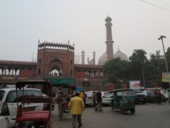 30分くらい乗ったところでジャーマー マスジドというモスクに着きました。