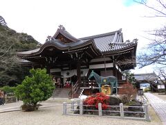 仏頭山 橘寺　本堂
　前に聖徳太子の愛馬といわれた黒駒の像が立っています。