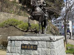 初代松山城主加藤喜明公の銅像。