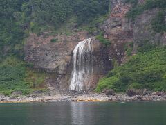 そんな硫黄山の麓に滝が見えてきました。