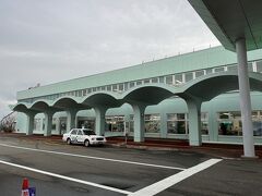 ■稚内空港 (北海道稚内市)

稚内空港のターミナルビルはこじんまりした印象でした。

稚内空港は毎日羽田便が1便、新千歳便が2便の計3便の運航しています。

