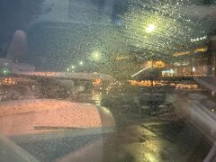 ５時半に着陸、羽田は雨でした