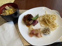 せっかくのランチビュッフェなのにまだお腹が減り切っておりません。
とはいえまたミニラーメンを取って、パスタまで取って、案外元気だったのかもしれませんね。