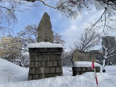石碑がありました。
調べてみると
「札幌の開拓に当って尽力した４名の人物の功績を称えた「四翁表功之碑」とその副碑です。
水原寅蔵・大岡助右衛門・石川正叟・対馬嘉三郎の四翁。」
とのことです。