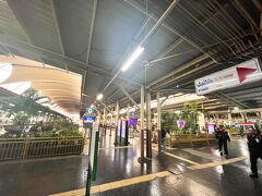 Hua Lamphong 駅（国鉄）

01月05日（金）　　17:55

フアランポン駅はフランクフルト駅をモデルにデザインされた改札のない行き止まり方式の駅なので西側から直接プラットホームへ入ると

