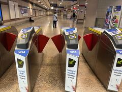 Hua Lamphong 駅（MRT）

01月05日（金）　　18:10

MRTの改札がクレジットカードでタッチ決済可能になっていてとっても便利！！

