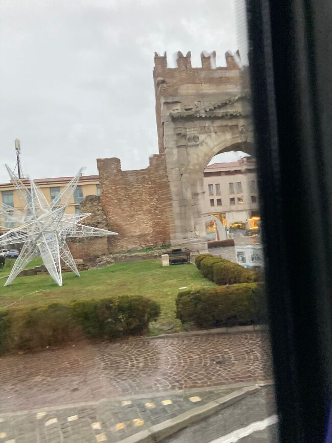 前日は夜で観光していなかったので、車窓にこんなのが突然登場し驚いた。