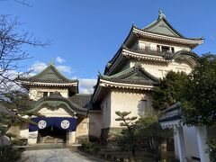 和歌山到着後、少し時間があるので和歌山城へ行ってみました。