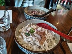昼からツアーがあるので簡単な昼食ということでベトナム料理のフォーを食べました。変わったレストランで、客が列をなしてレジに並び、注文＆支払いを先にするというシステムでした。（日本なら自販機ですが、ここは人が注文＆精算をしていました。）
人手が少なくて、フードコートのようなレストランでした。