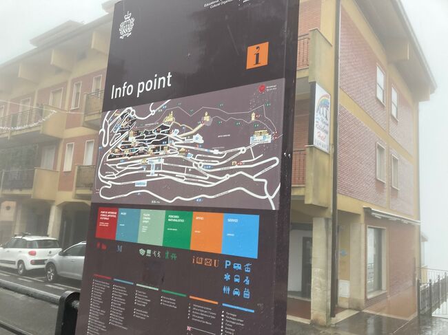 サンマリノ入国には特にイベントはない。終点の広場で降りる。近くには数店の土産物店とレストラン。