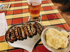 ニュルンベルクに来たなら、絶対食べたかったのが「ニュルンベルガーソーセージ」！ということで、ネットで調べて評判がよかった「ブラートヴルスト・ホイスレ」に開店とほぼ同時に入店。
ソーセージ10本incl.ポテトサラダとビールをオーダー。
ニュルンベルガーは小ぶりなソーセージでブナの木を使って焼くのが伝統的とのこと。このお店はライブキッチン構造で、炭火で焼いているのを見ることができる。
視覚・聴覚・嗅覚が刺激されること数分、ハート型のお皿に乗ったソーセージをいただき味覚も刺激された。炭の香りが鼻を突き刺す。付け合わせのポテトサラダも日本のものとは違ってシンプルであまり味付けがされていないが美味しい。そして相変わらず本当に0.5Lなのか？ってくらい量の多いビールでお腹は満たされた.
