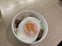 桃園空港のフードコートで、先ほど購入のルーロー飯を食べます。卵が半熟の目玉焼きなのが好きだわ。