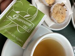 Sete Cidadesの街で、カフェ休憩。緑茶とケイジャーダ（チーズタルト）を。アソーレスではお茶の栽培も盛ん。