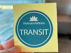 ホーチミンでトランジットなので、ベトナム航空のカウンターで「TRANSIT」のシールを渡される。
ホーチミンの空港でいったんスーツケースを受け取り、再度チェックインする必要があるそうで、空港係員にわかりやすいようにこのシールを目立つところに張るようにと言われた。