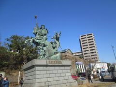 北条早雲銅像　駅西口の正面に建っています。十六世紀、関東の覇者となった後北条氏の初代です。筆者が子供のころ、早雲は一介の素浪人から戦国大名にのし上がった下剋上の典型と本に書いてありましたが、現在では室町幕府の要職を務めた伊勢氏の支流出身であることが通説となる。本名は伊勢新九郎盛時(長氏)で、盛時死後、北条第二代氏綱の時代に、北条早雲と名付けられたようです。1590年、北条氏が豊臣秀吉に敗れるまで、小田原城を主城として、北条氏綱・氏康・氏政・氏直と五代続く