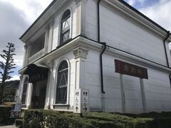 牛鍋店として営業している大飯牛肉店です。
実はこれも移築されたもの。明治村ホームページによれば、当時国内で数少ない開港地として知られる神戸に、外国人のための牛鍋店として開業したそうです。