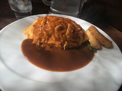 帝国ホテルを出て、近くの洋食屋でオムライスをいただきました。とても美味しかったのですが、少し後に残りました。