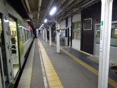 小海線の佐久平駅は、もともと1.8kmしかなかった中佐都～岩村田間の中間にできた駅で、駅間距離が非常に短い。
佐久平駅から距離にして900ｍ、高架から降りたらすぐに岩村田駅。

ここで列車すれ違いのため、いきなり９分停車。
ということで、つい、外へ･･･^^;