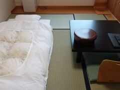 16時過ぎに中の湯温泉旅館に到着。
いつもの「穂高」棟。シンプルな部屋です。