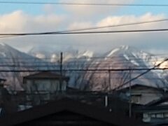 帰路途中、小淵沢駅からの風景です。
八ヶ岳がきれいに見えました。
18きっぷの旅は、ときにちょっと辛いけれど、もう少し頑張ってみたいと思います。