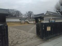 　水戸学の道を歩いた後は弘道館に行きました。
　弘道館は1841年に水戸藩第9代藩主・徳川斉昭公の手によって創設した藩校であり、近世日本の教育遺産群として日本遺産にも登録されました。
　弘道館とともに近世日本の教育遺産群の日本遺産に認定された施設は弘道館と対になって語られることが多い偕楽園、そして文武両道の場となった日新塾跡、そして大日本史編纂の場となった旧水戸彰考館跡の3ヶ所となっています。
　また、藩士に文武両道の修練を積ませようと、儒学・国学や武術をはじめ、医学・天文学・蘭学など幅広い学問を採り入れたいわば総合大学の役割も担っていました。