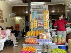 台南に来たならば、フルーツ好きの嫁さんにフルーツをたくさん食べさせてやりたい。食後のデザートに、「泰成水果氷店」に行ってみました。さすがにこの時期はマンゴーはありませんね。