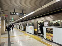ホテルまでは名古屋駅から歩ける距離でしたが、荷物もあるので地下鉄で行くことに。
名古屋駅から東山線で伏見駅へ。
伏見駅でホテルへより近い出口を目指しますが、古い乗換駅で階段を降りたり登ったりで結構大変でした。駅から至近でもないので、これなら名古屋駅から歩いても良かったかと後悔。
