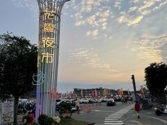 台南の夜市は、毎日同じ場所では開催されておらず、今日、日曜日は街の中心よりやや北にある、「花園夜市」が開催。タクシーで向かいました。