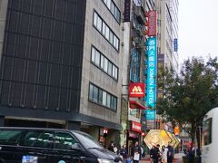 本日の宿は西門大飯店。
台北車駅からバスに乗り次（中華路北駅）で降りるとすぐのところにあります。
13:10到着。
フロントに行くと荷物預かってくれました。チェックインは15時以降とのこと。