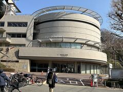 総門の右側２戸隣の建物が「池上会館」と言うのが有ります