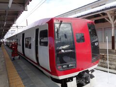 　湯田中駅10:50発の特急スノーモンキー号で長野駅へ向かいます。

　車両はかつて成田エキスプレスで使用されていたものを長野電鉄が引き取って改造したもの。但し、個室は残してあります！