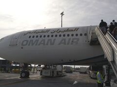 21：55成田発のカタール航空でドーハに着き、次もカタール航空の筈でしたが、オマーン航空のコードシェア便だったようです。約５時間の乗り継ぎで、当初Ｃだった搭乗口がＡに変更となり、空港のシャトルに慌てて乗る羽目に。搭乗口が変更になる事はあるにしても、広大な空港の端から端まで移動するような変更は勘弁して欲しいです。しかも、その先はバス移動。運動になりました。
