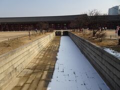 「永済橋」。

「景福宮」の「興礼門」と「勤政門」の間にある石橋が「永済橋」です。１４２６年に名前が付けられたそうです。
禁川（クンチョン）の上に架かる橋です。
今は水は流れていませんよ。
石橋の欄干には獅子のような像が鎮座していました。
魔よけになっているのでしょうね。。。