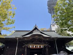 お城探索の後は、松本市内をすこしぶらり散策
途中寄った四柱神社。名前の通り4人の神様が祀られているそうです。
丁度結婚式もされていました。