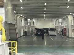 車ごと人乗ったまま、フェリーに突入。
青函フェリーなど、運転手以外は徒歩乗船だったような気が…