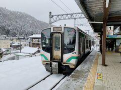 08:37 山寺駅
山寺駅到着しました。
山形でも有名な観光地ということで多くの人が降りていきます。