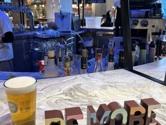 新幹線までの時間つぶしでatoaにあるTOOTH TOOTH MART FOOD HALL＆NIGHT FESにてビールを一杯。