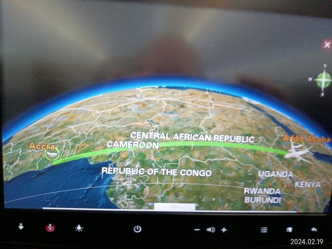 アディスアベバからガーナのアクラ行き飛行機は、アフリカ大陸の中央部を横切って、ギニア湾沿いに飛んで行きます。5時間40分のフライトです。<br />