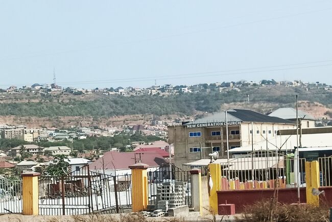 車窓からの風景です。<br />初めて訪れる国。。ガーナの風景。。。新鮮で～す。