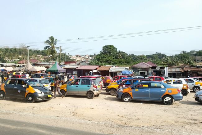 車窓からの風景。その3<br />カラフルなかわいいタクシー。。